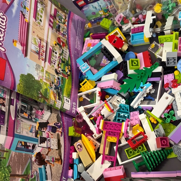 LEGO FRIENDS Assorted Buildings & Characters - Picture 16 of 16